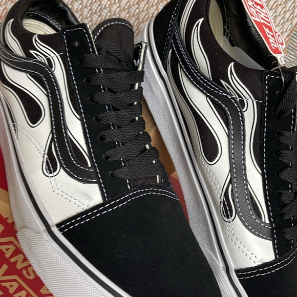 Vans Men’s Old Skool (Flame) Black/White
VN0A38G1K68
Sneakers - Picture 5 of 16